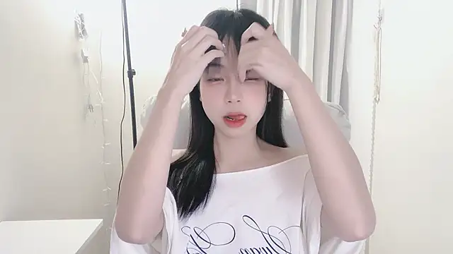 Snapshot of -Hottie chatting on 02-26-25, 04:24 -Hottie online show from 02-26-25, 04:24