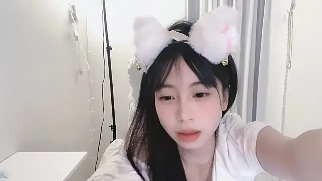 Snapshot of -Hottie chatting on 02-26-25, 07:27 -Hottie online show from 02-26-25, 07:27