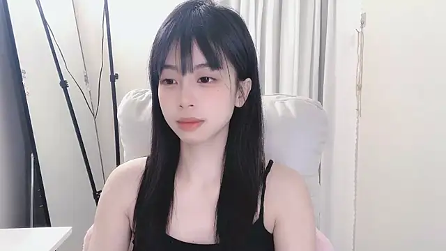 Snapshot of -Hottie chatting on 02-28-25, 03:37 -Hottie online show from 02-28-25, 03:37