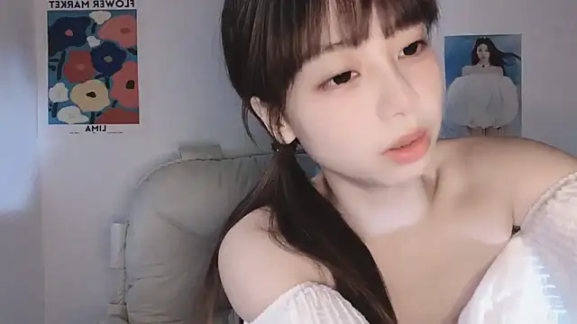 Snapshot of -Hottie chatting on 09-23-25, 04:10 -Hottie online show from 09-23-25, 04:10