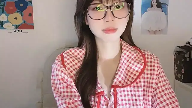 Snapshot of -Hottie chatting on 10-19-25, 08:15 -Hottie online show from 10-19-25, 08:15