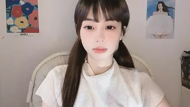 Snapshot of -Hottie chatting on 10-21-25, 06:36 -Hottie online show from 10-21-25, 06:36