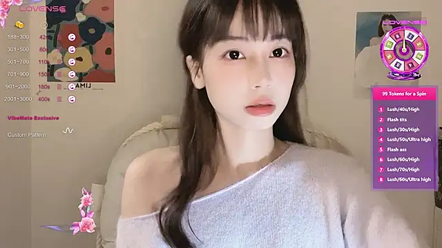 Snapshot of -Hottie chatting on 10-24-25, 04:14 -Hottie online show from 10-24-25, 04:14