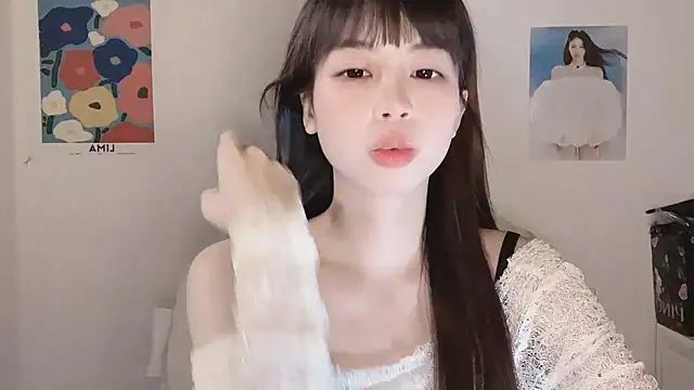 Snapshot of -Hottie chatting on 11-10-25, 04:17 -Hottie online show from 11-10-25, 04:17