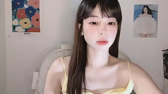 Snapshot of -Hottie chatting on 11-14-25, 04:17 -Hottie online show from 11-14-25, 04:17