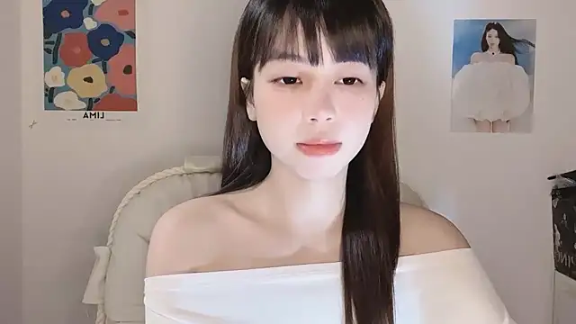 Snapshot of -Hottie chatting on 11-15-25, 04:14 -Hottie online show from 11-15-25, 04:14