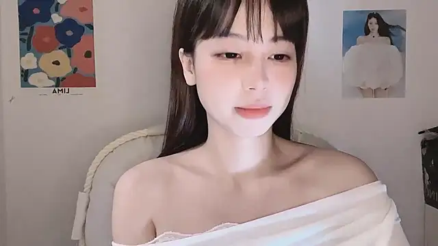 Snapshot of -Hottie chatting on 11-17-25, 04:13 -Hottie online show from 11-17-25, 04:13