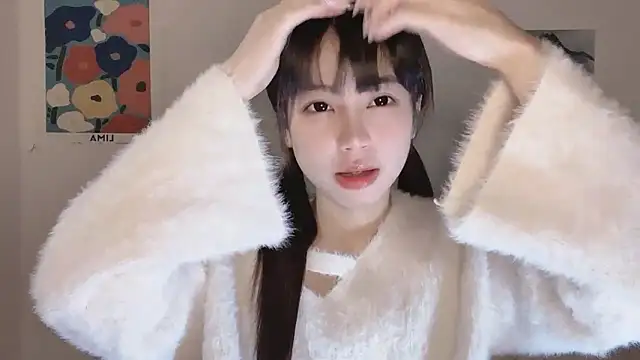 Snapshot of -Hottie chatting on 11-19-25, 04:18 -Hottie online show from 11-19-25, 04:18