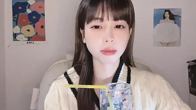 Snapshot of -Hottie chatting on 11-20-25, 04:07 -Hottie online show from 11-20-25, 04:07