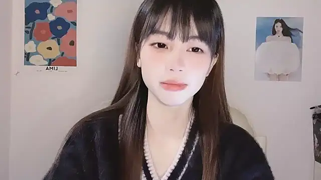 Snapshot of -Hottie chatting on 11-23-25, 04:18 -Hottie online show from 11-23-25, 04:18