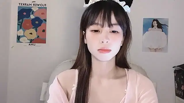 Snapshot of -Hottie chatting on 11-26-25, 03:57 -Hottie online show from 11-26-25, 03:57