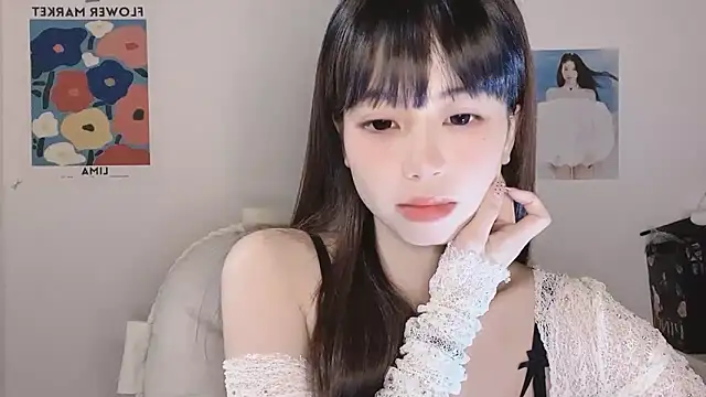 Snapshot of -Hottie chatting on 11-28-25, 03:47 -Hottie online show from 11-28-25, 03:47