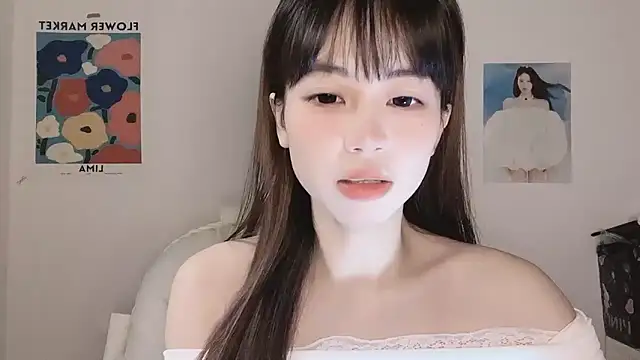 Snapshot of -Hottie chatting on 11-30-25, 04:00 -Hottie online show from 11-30-25, 04:00