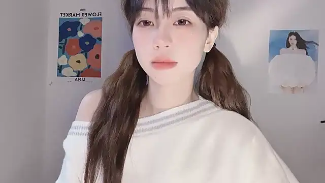 Snapshot of -Hottie chatting on 12-13-25, 07:53 -Hottie online show from 12-13-25, 07:53