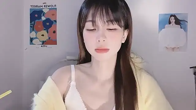 Snapshot of -Hottie chatting on 12-15-25, 04:00 -Hottie online show from 12-15-25, 04:00