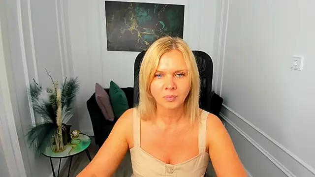 AgathaKlouin online show from 05-19-26, 07:31
