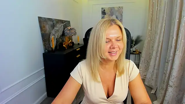AgathaKlouin online show from 05-26-26, 07:10