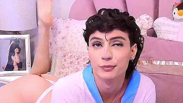 Snapshot of KylieMonnett chatting on 10-27-25, 08:24 KylieMonnett online show from 10-27-25, 08:24