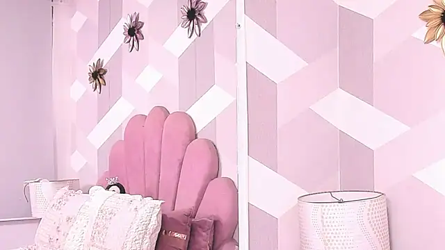 Snapshot of KylieMonnett chatting on 05-25-26, 08:15 KylieMonnett online show from 05-25-26, 08:15