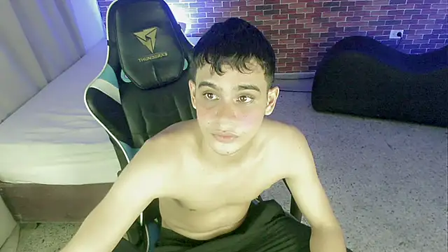 zacariasss  online show from 09-28-25, 03:23