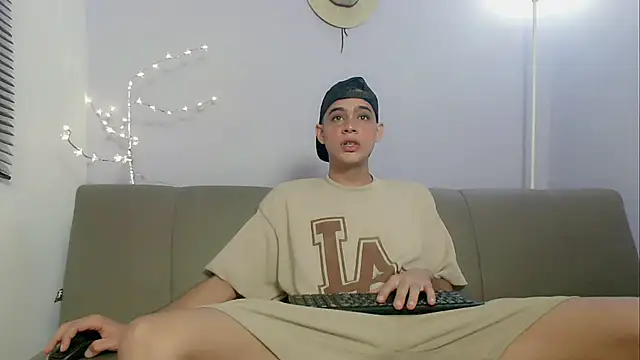 Snapshot of zacariasss_ chatting on 10-22-25, 01:22 zacariasss online show from 10-22-25, 01:22