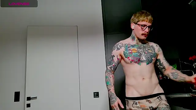 Snapshot of white_King9999 chatting on 09-26-25, 02:48 white King9999 online show from 09-26-25, 02:48