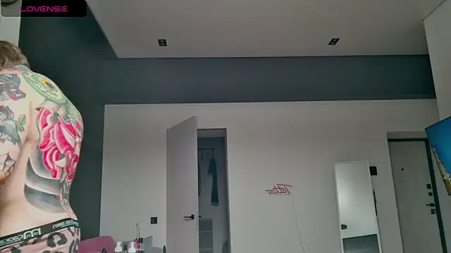 Snapshot of white_King9999 chatting on 10-17-25, 02:48 white King9999 online show from 10-17-25, 02:48