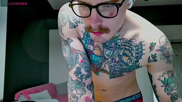 Snapshot of white_King9999 chatting on 11-01-25, 01:24 white King9999 online show from 11-01-25, 01:24