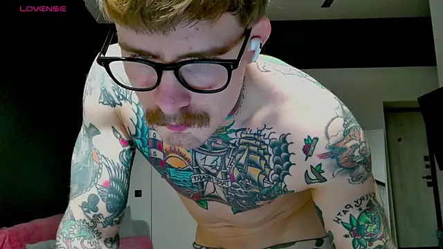 Snapshot of white_King9999 chatting on 11-14-25, 04:00 white King9999 online show from 11-14-25, 04:00