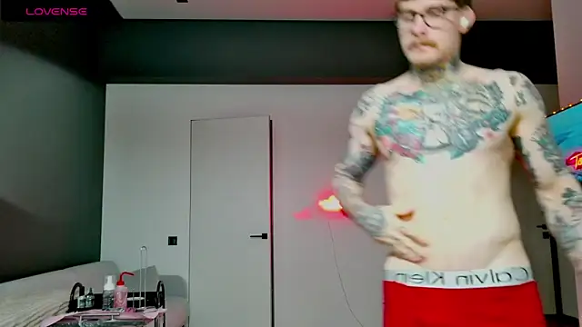 Snapshot of white_King9999 chatting on 12-21-25, 01:07 white King9999 online show from 12-21-25, 01:07