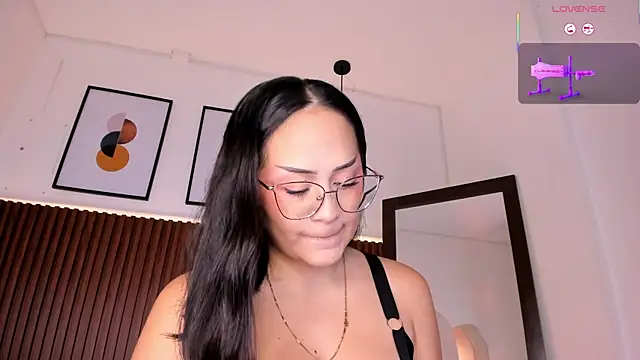 Snapshot of emma_white_01 chatting on 12-05-25, 01:36 emma white 01 online show from 12-05-25, 01:36