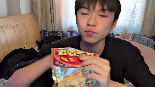 Snapshot of xiaottt1918 chatting on 01-16-25, 08:33 xiaottt1918 online show from 01-16-25, 08:33