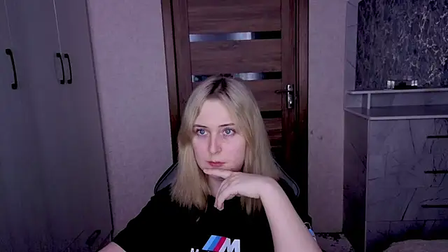 Snapshot of Kristy-Max chatting on 02-18-26, 09:11 Kristy-Max online show from 02-18-26, 09:11