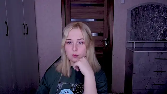 Snapshot of Kristy-Max chatting on 03-08-26, 10:35 Kristy-Max online show from 03-08-26, 10:35