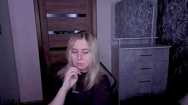 Snapshot of Kristy-Max chatting on 05-25-26, 01:44 Kristy-Max online show from 05-25-26, 01:44