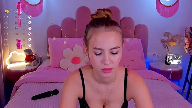 Snapshot of CherieDane chatting on 02-06-25, 09:11 CherieDane online show from 02-06-25, 09:11