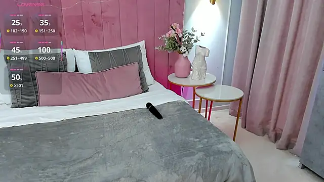 Snapshot of CherieDane chatting on 09-17-25, 12:18 CherieDane online show from 09-17-25, 12:18