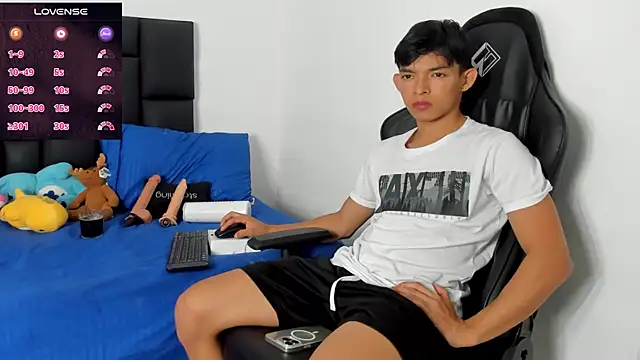 Snapshot of Tonny_twink_ chatting on 02-21-26, 11:06 Tonny twink online show from 02-21-26, 11:06