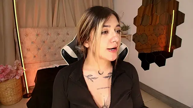 Snapshot of ashleyvalirya chatting on 03-21-25, 10:06 ashleyvalirya online show from 03-21-25, 10:06