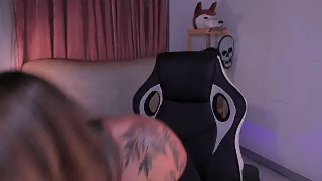 Snapshot of ashleyvalirya chatting on 10-23-25, 04:01 ashleyvalirya online show from 10-23-25, 04:01