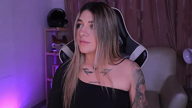 Snapshot of ashleyvalirya chatting on 11-14-25, 04:00 ashleyvalirya online show from 11-14-25, 04:00