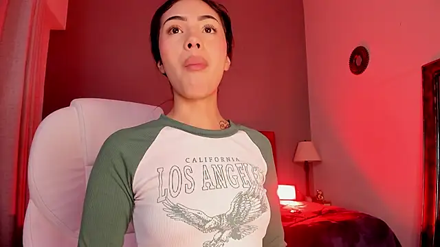 Snapshot of Giovanna_oliveira chatting on 02-27-26, 06:35 Giovanna oliveira online show from 02-27-26, 06:35