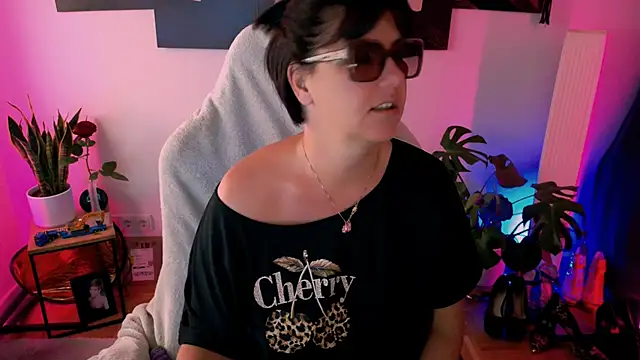 Snapshot of NatiLove35 chatting on 06-12-26, 05:28 NatiLove35 online show from 06-12-26, 05:28
