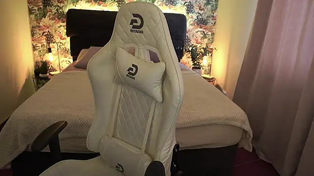 Snapshot of Alice_Arwen chatting on 03-05-25, 08:00 Alice Arwen online show from 03-05-25, 08:00