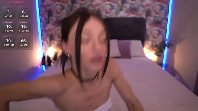 Snapshot of Alice_Arwen chatting on 09-28-25, 06:52 Alice Arwen online show from 09-28-25, 06:52