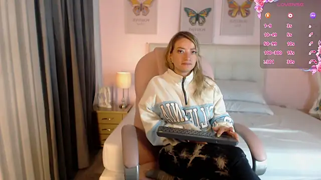 zoe jones13 online show from 02-18-25, 09:32