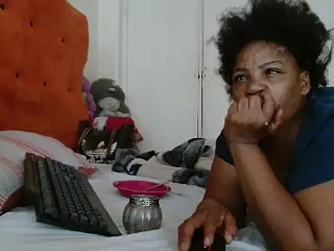 Snapshot of tinagiant chatting on 01-24-25, 12:52 tinagiant online show from 01-24-25, 12:52