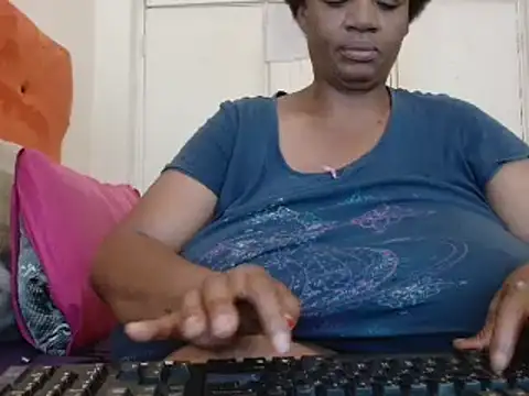 Snapshot of tinagiant chatting on 02-12-25, 07:02 tinagiant online show from 02-12-25, 07:02