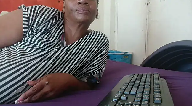 Snapshot of tinagiant chatting on 02-21-25, 06:29 tinagiant online show from 02-21-25, 06:29