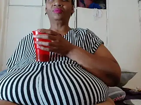 Snapshot of tinagiant chatting on 03-01-25, 10:55 tinagiant online show from 03-01-25, 10:55